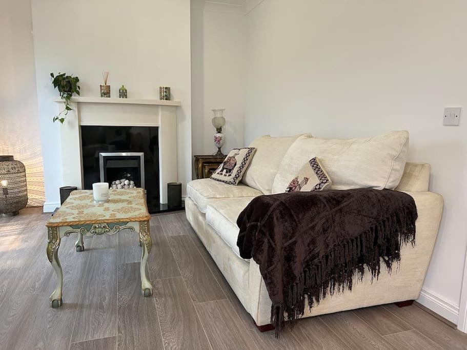 Cosy 2 Double Bed Apartment Swords Exterior photo